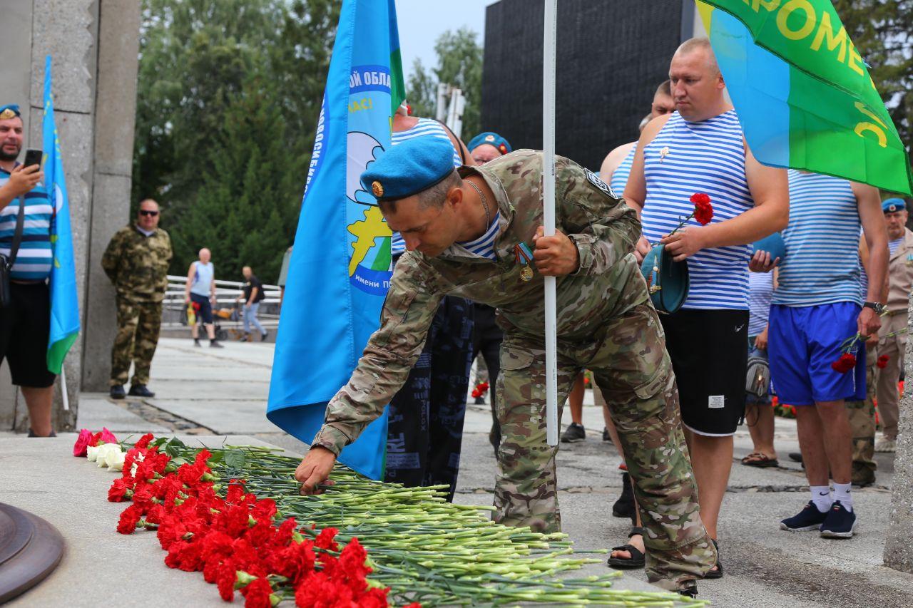 Фото «Сильные мужчины тоже плачут» Новосибирские десантники с размахом празднуют День ВДВ. Трогательные кадры с Монумента Славы 15